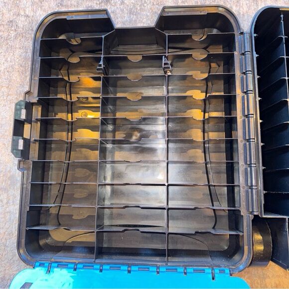 Hot Wheels 110 car carrying case with retractable handle and wheels - Picture 7 of 11